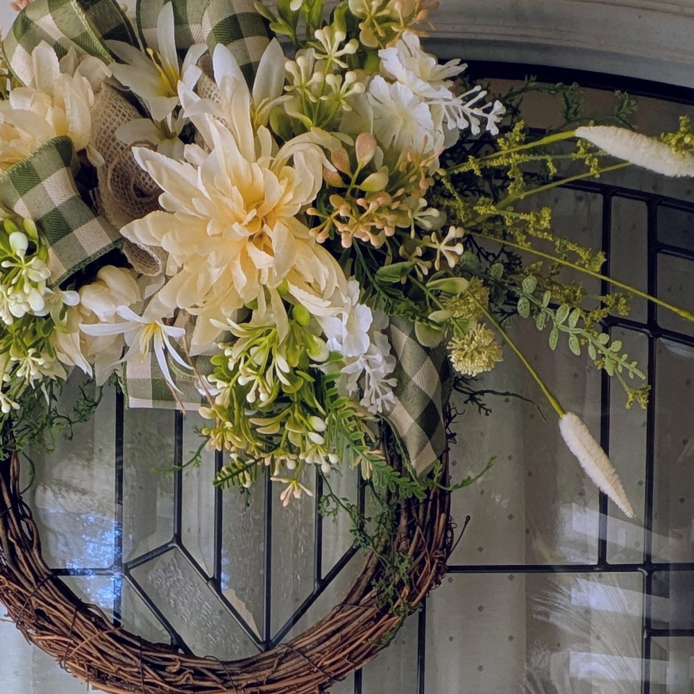 Elegant Floral Wreath with Green Accents - Picture 6 of 8